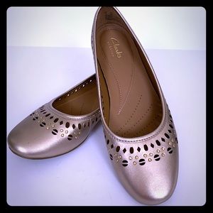 Clark’s Artisan Gold Flats Women’s sz 6.5 M